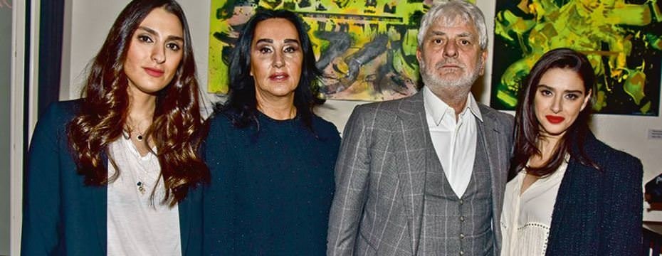 Resimlerini restoranda sergiliyor