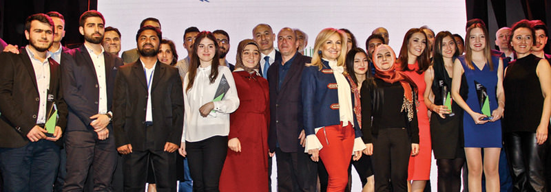 Öğrenciler ödüllerini törenle aldı