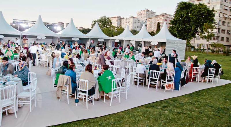 Cemiyetin ünlü isimleri iftarda buluştu