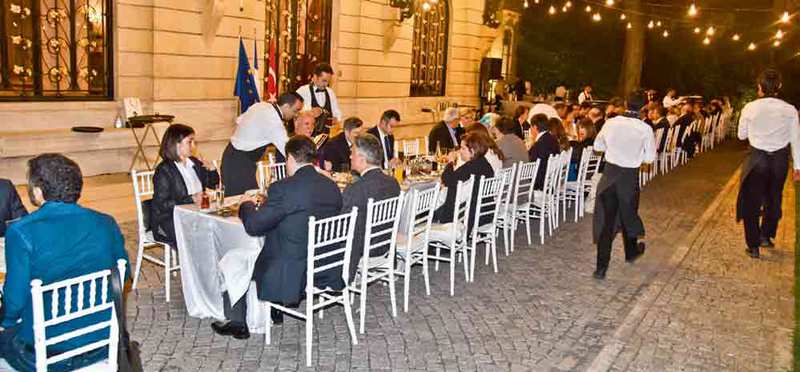 Fransız Sarayı'nda iftar daveti