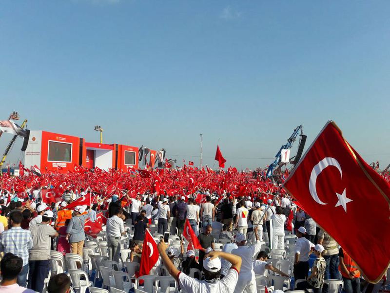 Ünlü isimler Demokrasi ve Şehitler mitinginde