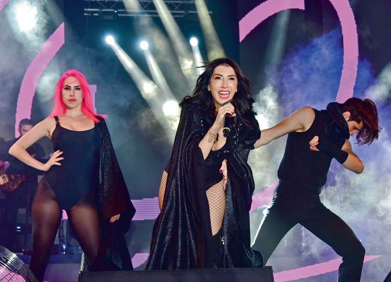 Açılışta Hande Yener coşkusu