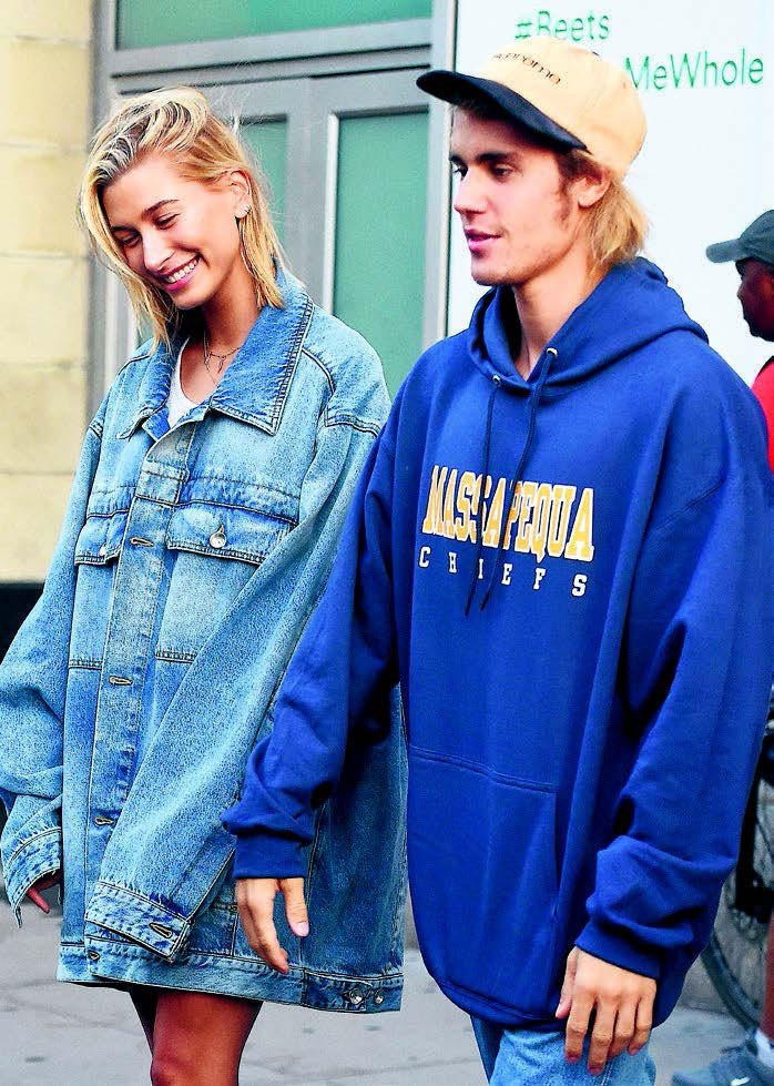 Aşkını sırtında taşıyor