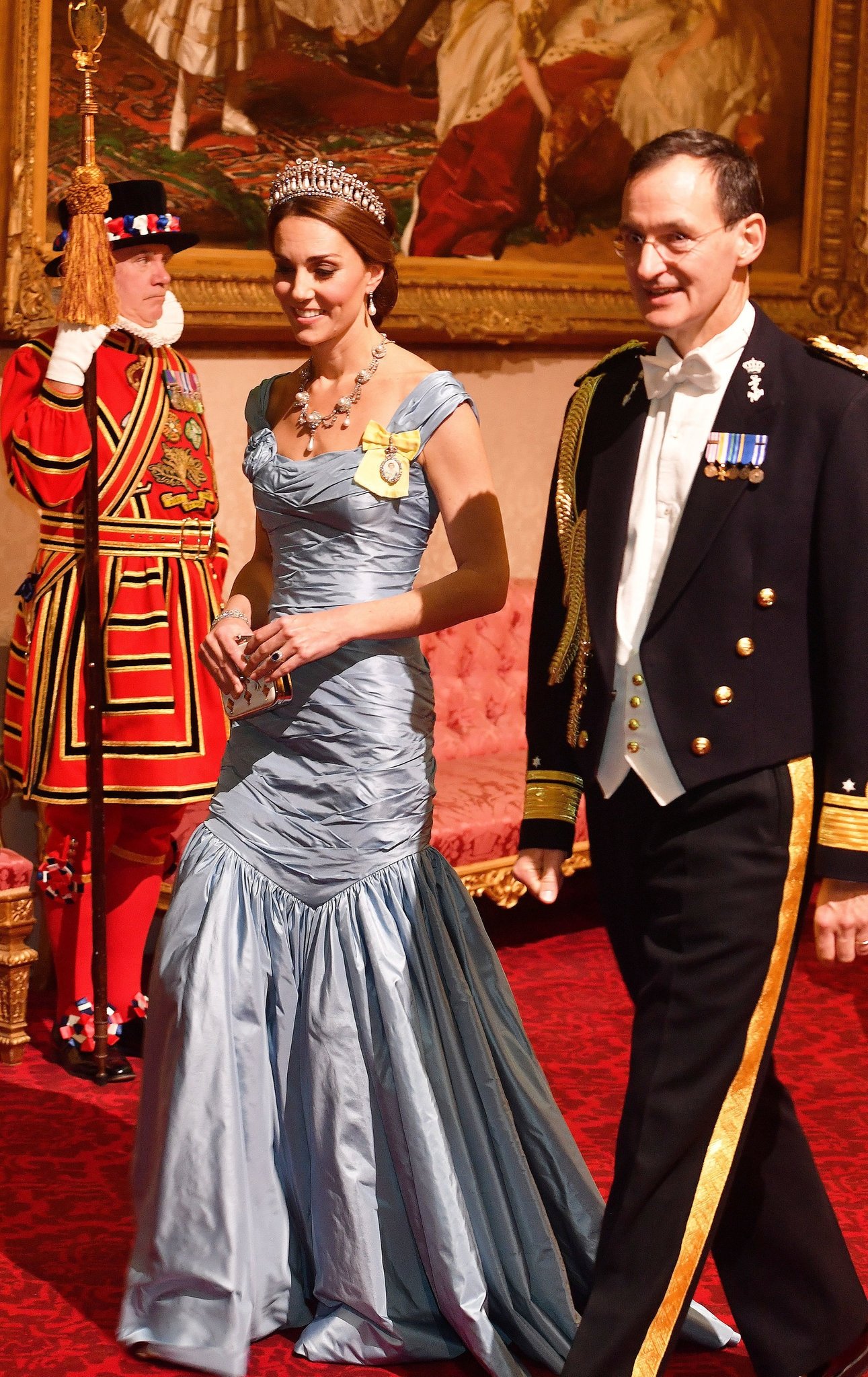 Kate Middleton Diana'nın tacını taktı