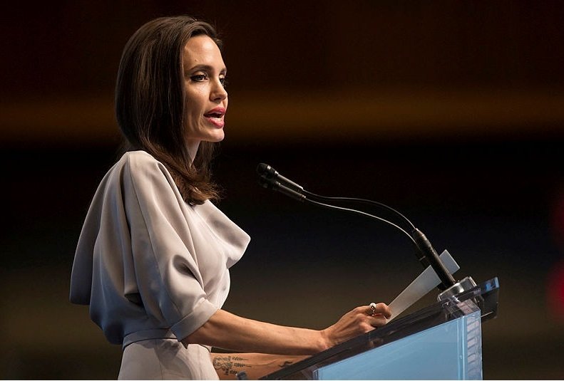 Angelina Jolei: 'Tarih bize birleşme yeteneğimizi gösteriyor'