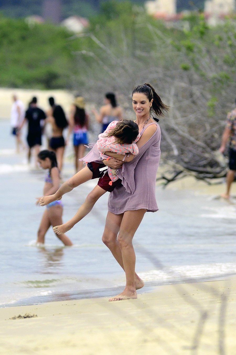 Alessandra Ambrosio'nun oğlu ile plaj keyfi