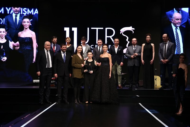Mücevher Tasarım Yarışması'nda Özge Ulusoy podyuma çıktı, Defne Samyeli sahne aldı