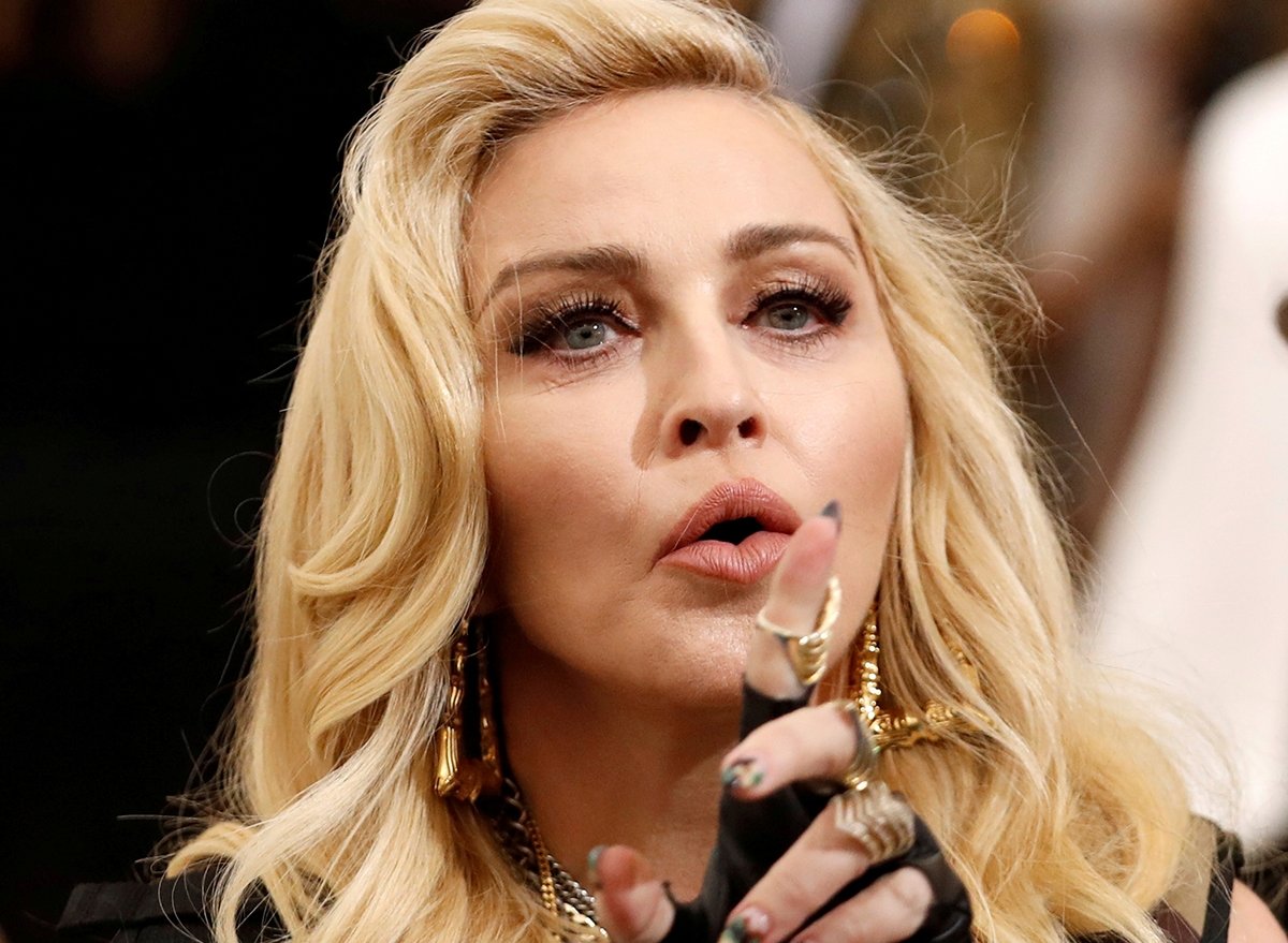 Madonna, 2 şarkı söylemek için 1,5 milyon dolar alacak