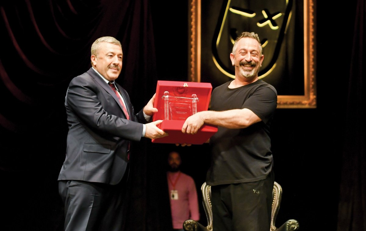 Cem Yılmaz bu kez TEYEV yararına gösteri yaptı