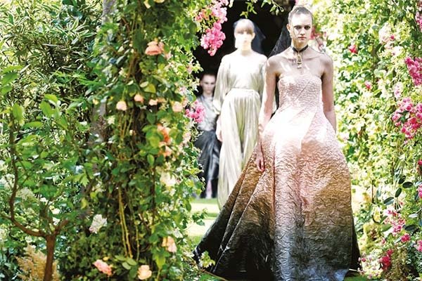 Paris Haute Couture Fashion Week: Sanatsal çizgiler Paris’te