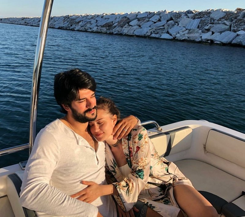 Burak Özçivit ve Fahriye Evcen'den mutlu aile pozu