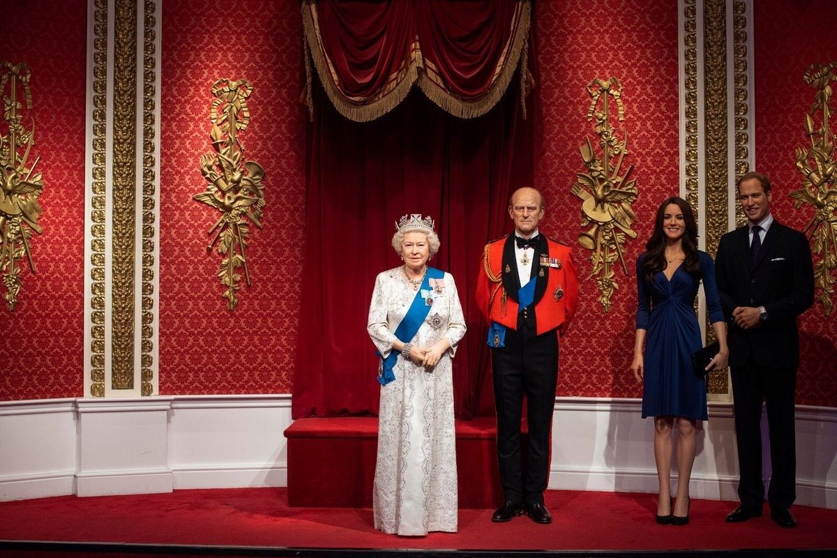 Kraliçe II. Elizabeth, Prens Harry ve  Meghan Markle heykellerini kaldırttı!