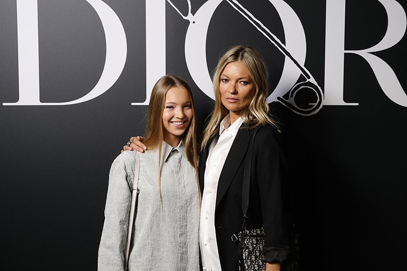 Kate Moss kızı Lila Graca Moss ile birlikte Dior defilesini izledi