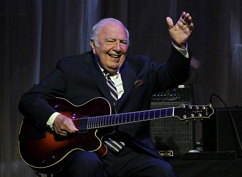 Caz müziğinin efsane ismi Bucky Pizzarelli, hayatını kaybetti