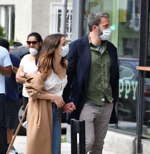 Ben Affleck ve sevgilisi Ana de Armas eleştirileri dikkate aldı