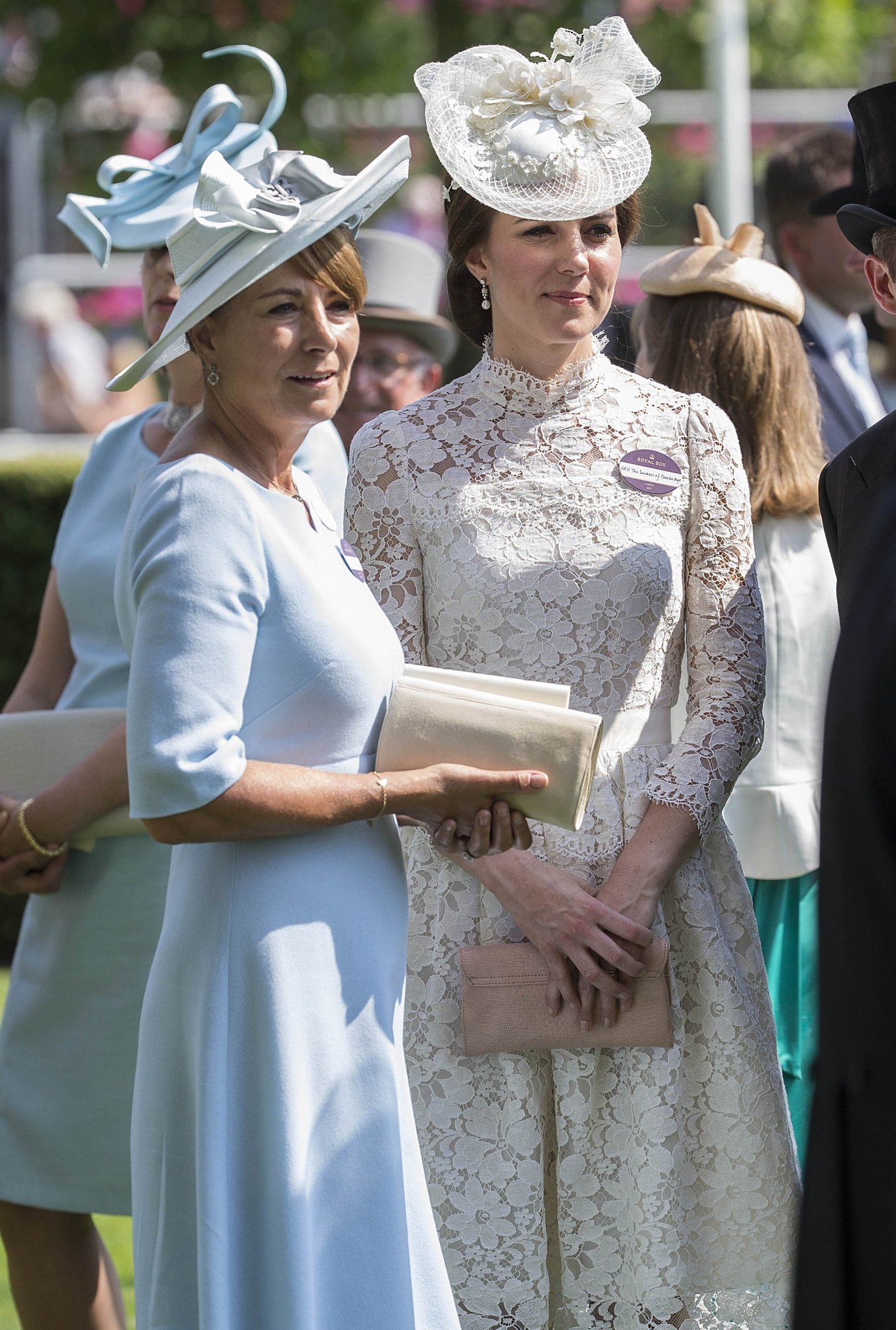 Kate Middleton'ın annesi Carole Middleton'dan koronavirüs müdacelesine destek
