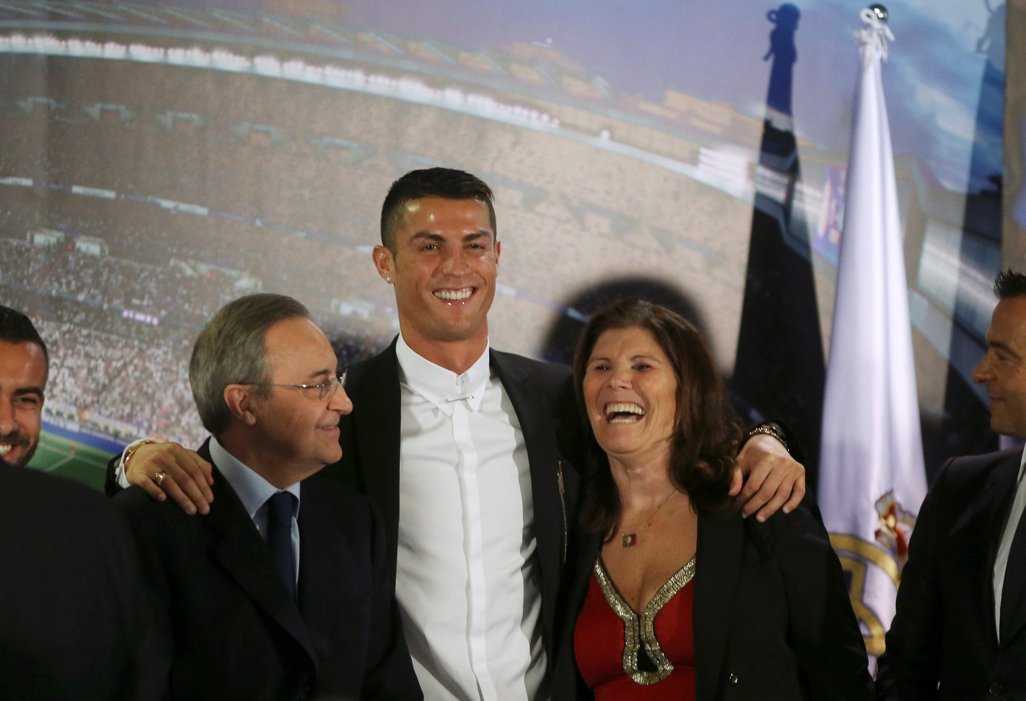 Cristiano Ronaldo annesi Dolores Aveiro'ya 100 bin Euro'luk otomobil hediye etti