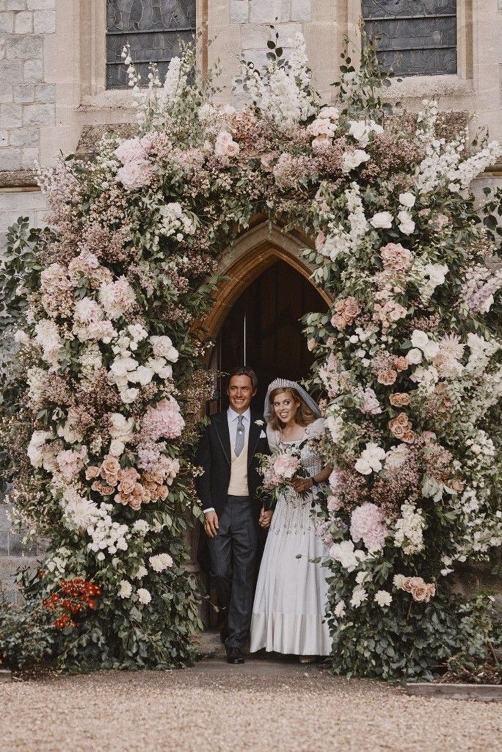 Prenses Beatrice ve Edoardo Mapelli Mozzi Windsor Sarayı’nda evet dedi