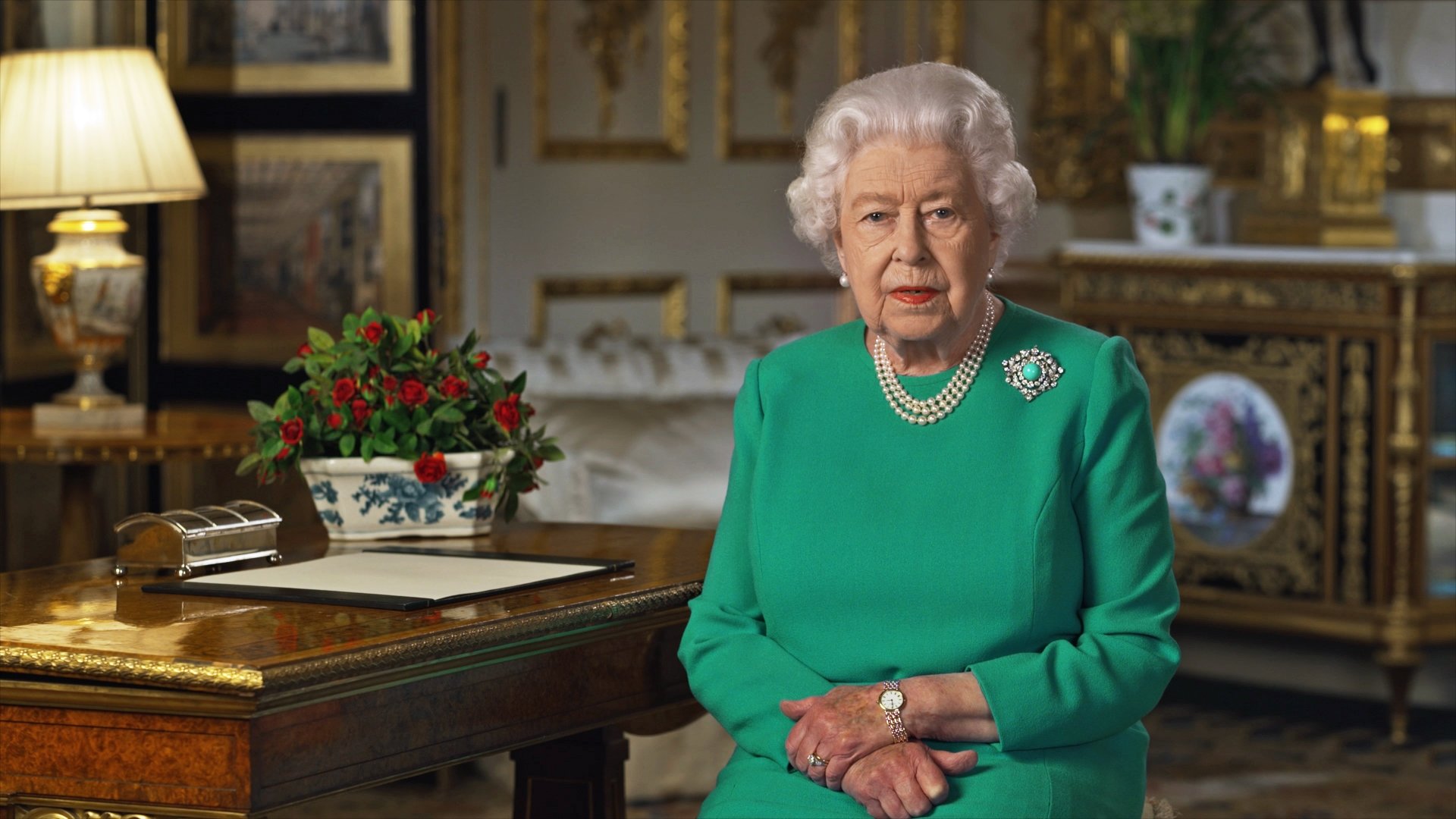 Kraliçesi II. Elizabeth, 7 aylık karantinadan sonra ilk kez maskesiz!
