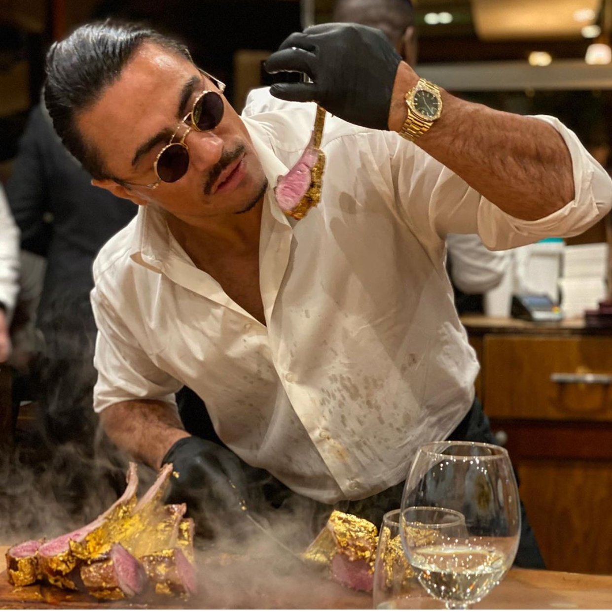 Altın hamburgerde damping yapmış!