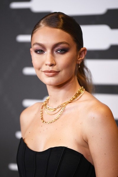 Gigi Hadid kızını karla tanıştırdı