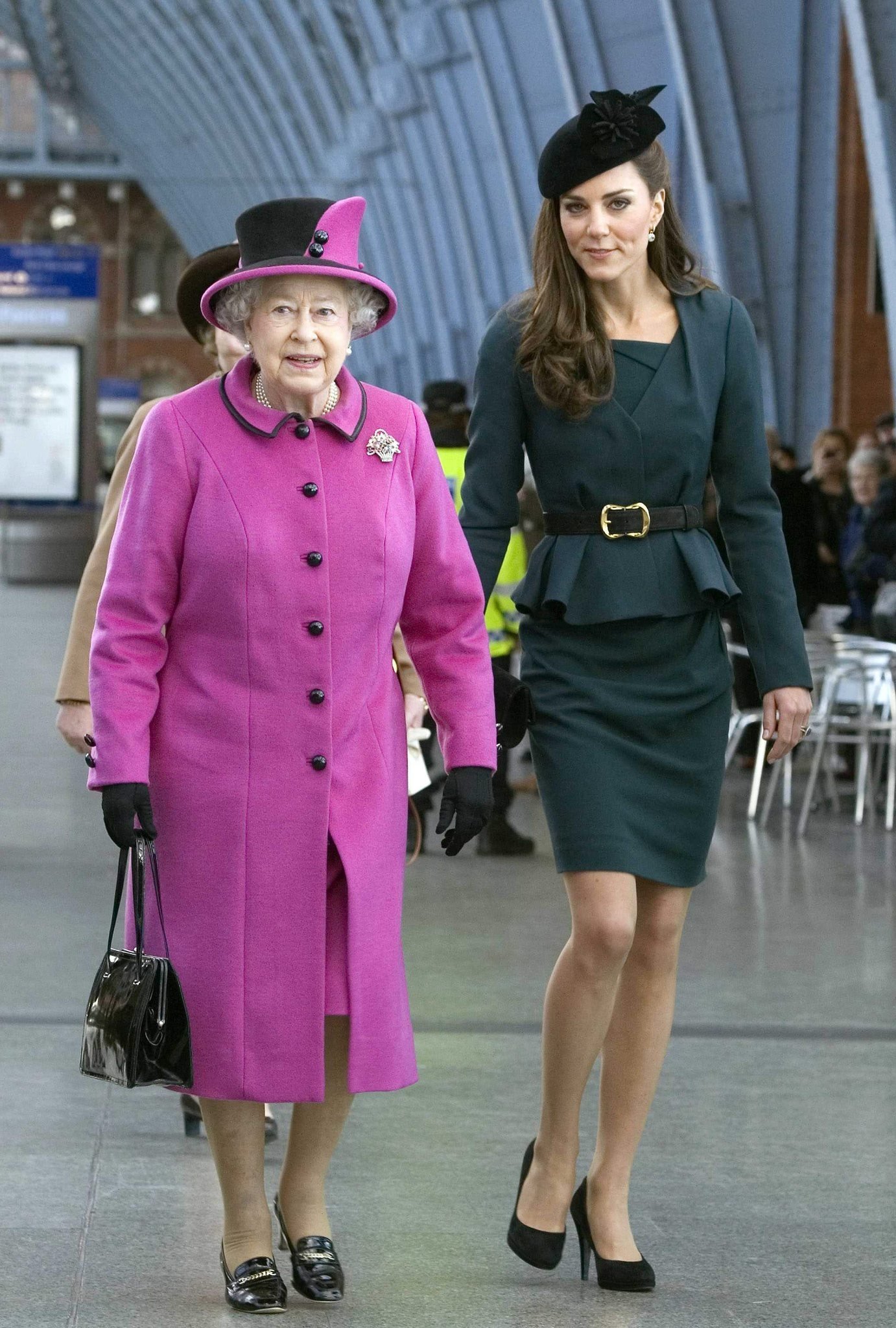Kraliçeden Kate Middleton'a jest