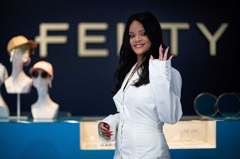 Savage X Fenty Rihanna'nın yüzünü güldürdü
