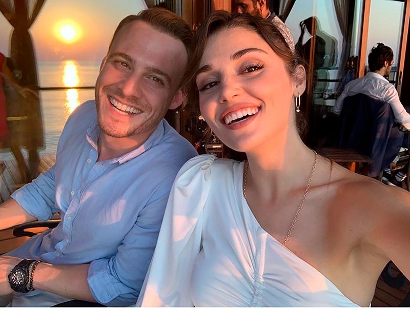 Hande Erçel ve Kerem Bürsin aşkına aile onayı