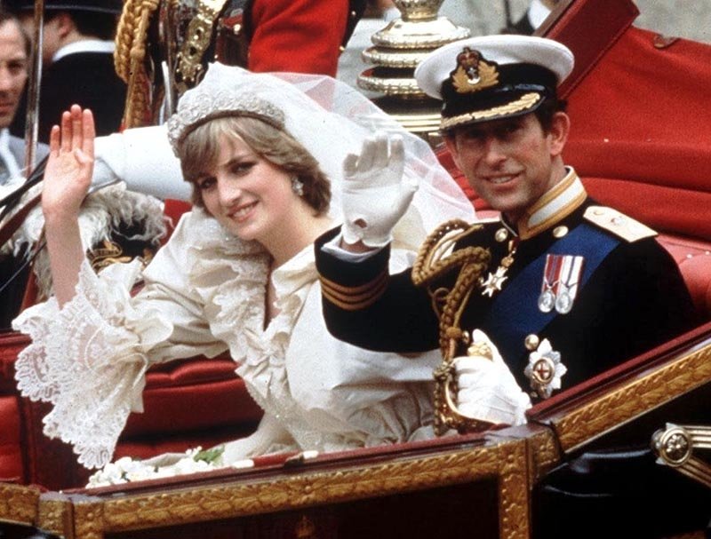 Prenses Diana'nın gelinliği Kensington Sarayı'nda sergileniyor