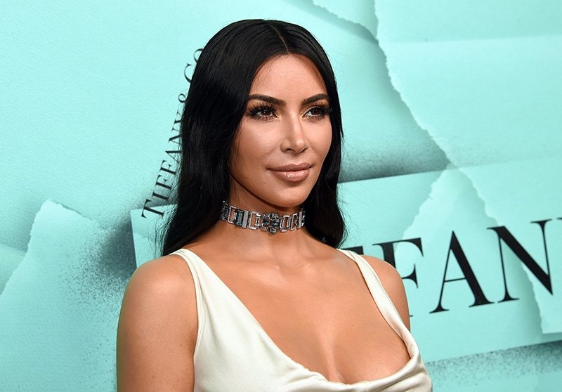 Kim Kardashian'dan kafa karıştıran imza ayrıntısı