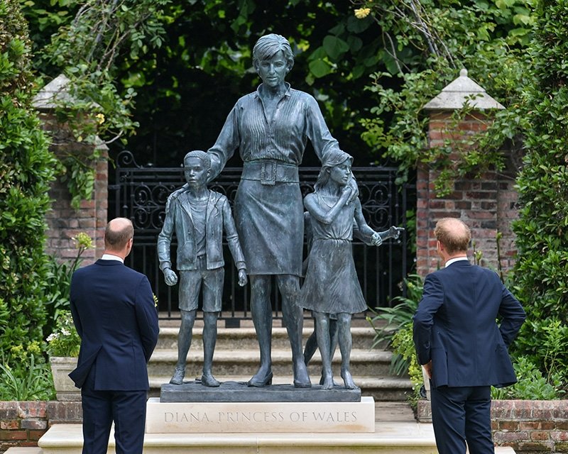 Prenses Diana'nın 60. doğum gününde heykelinin açılış töreni yapıldı