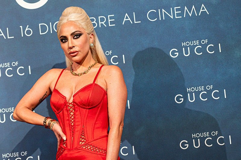 Lady Gaga, Gucci galasında Versace giydi!