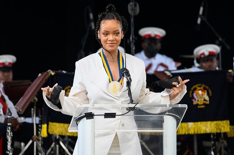 Rihanna 'Ulusal Kahraman' nişanını aldı