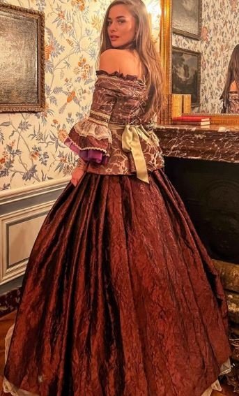 Bensu Soral ve Hakan Baş çifti yeni yılı Paris'te karşıladı