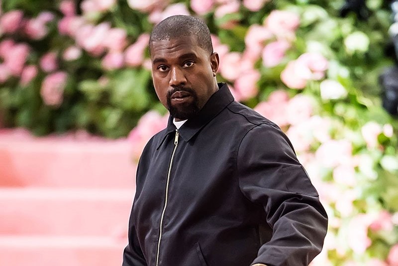 Kanye West yeni sevgilisinin ayaklarını yerden kesti!