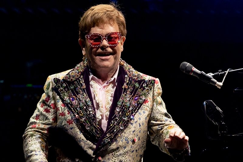 Elton John corona virüse yakalandı