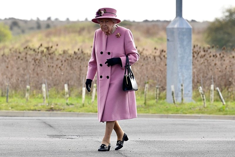 Kraliçesi 2. Elizabeth'in sanal toplantıları da iptal edildi