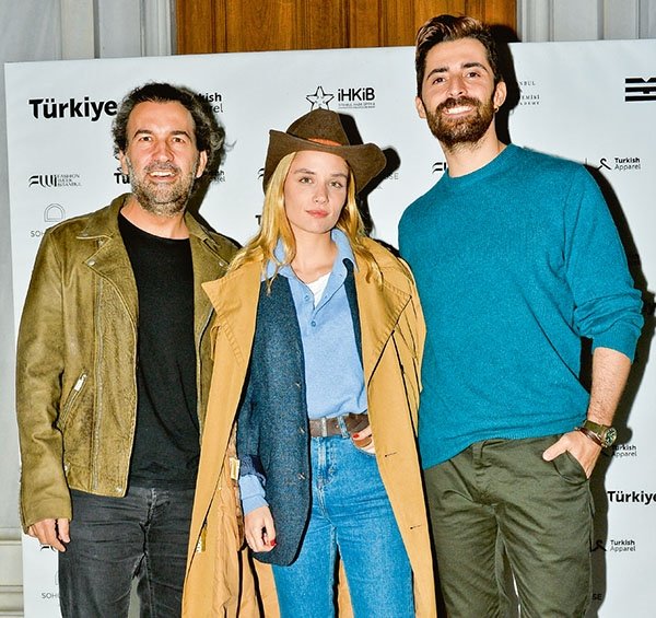Fashion Week İstanbul renkli davetle başladı