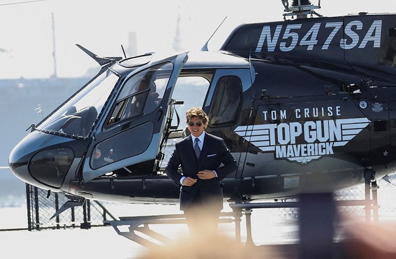 Tom Cruise prömiyere helikopterle geldi