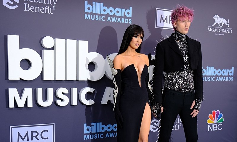 Machine Gun Kelly'nin 30 bin dolarlık tırnakları dikkat çekti