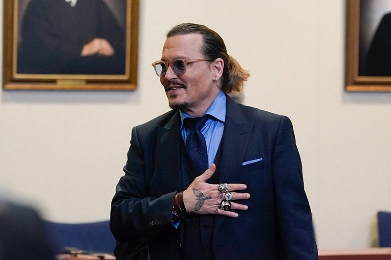 Johhny Depp'ten hayranlarına sürpriz konser