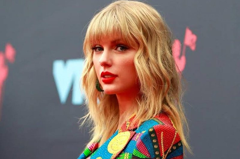 Taylor Swift nişanlandı