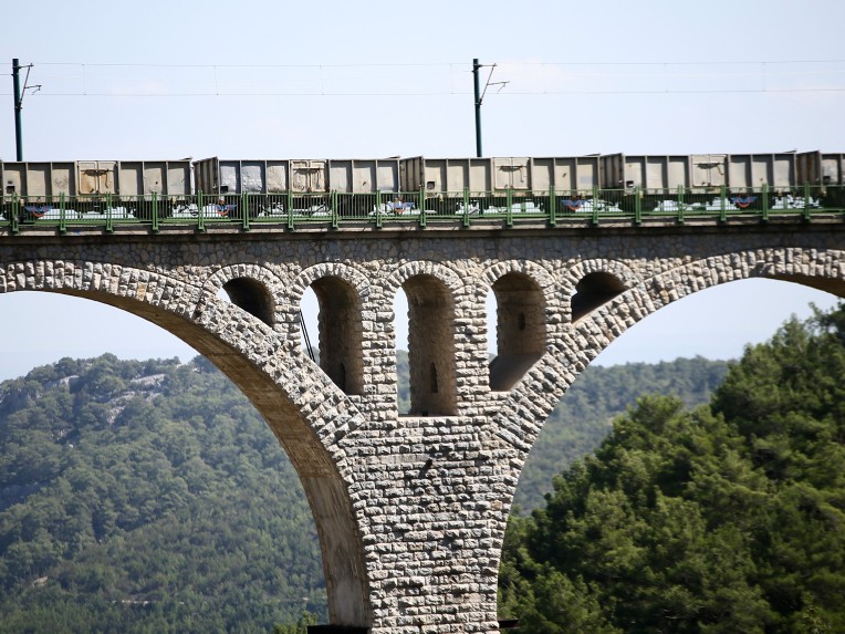 James Bond'un aksiyon sahnelerinin çekildiği tarihi köprüye turist akını
