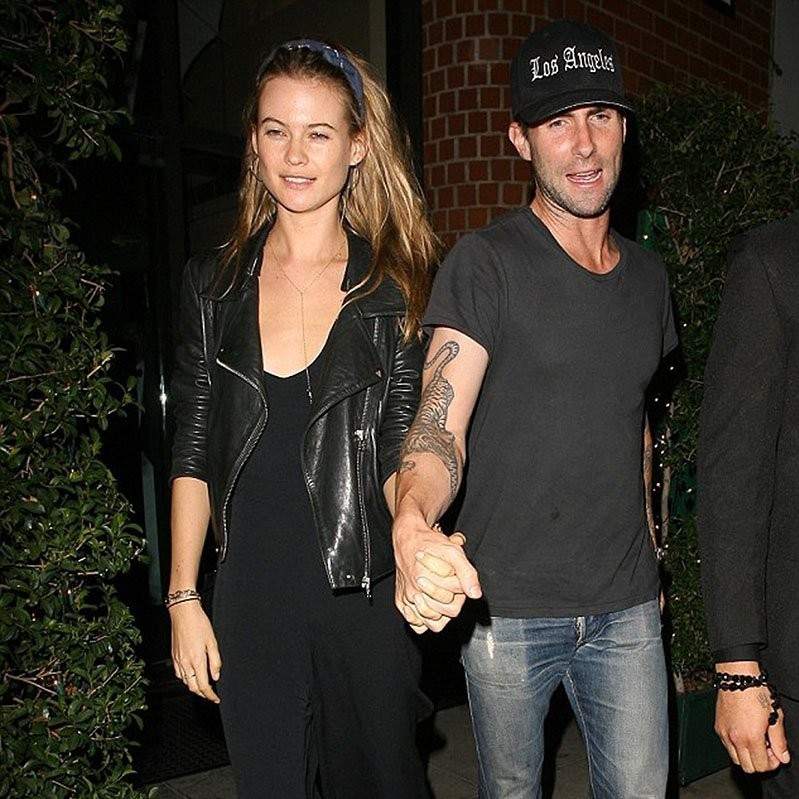 Behati Prinsloo uzun bir aradan sonra sosyal medyaya geri döndü