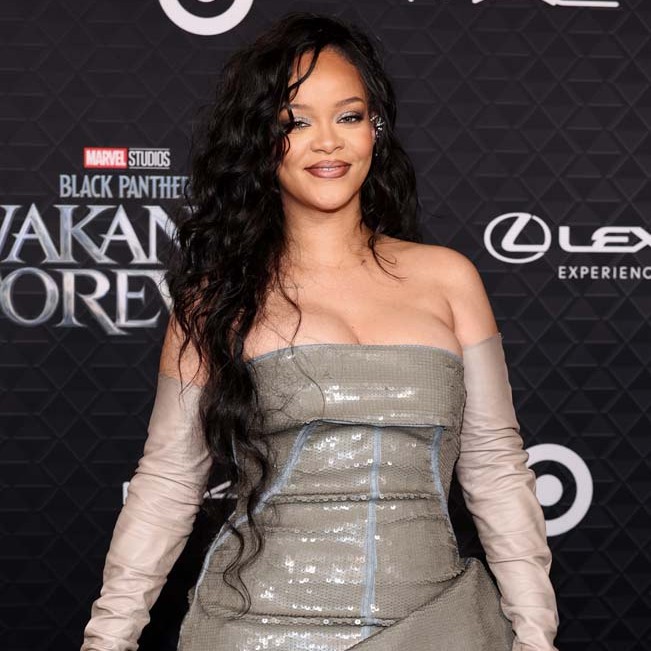 Rihanna doğum sonrası ilk defa kırmızı halıda yürüdü