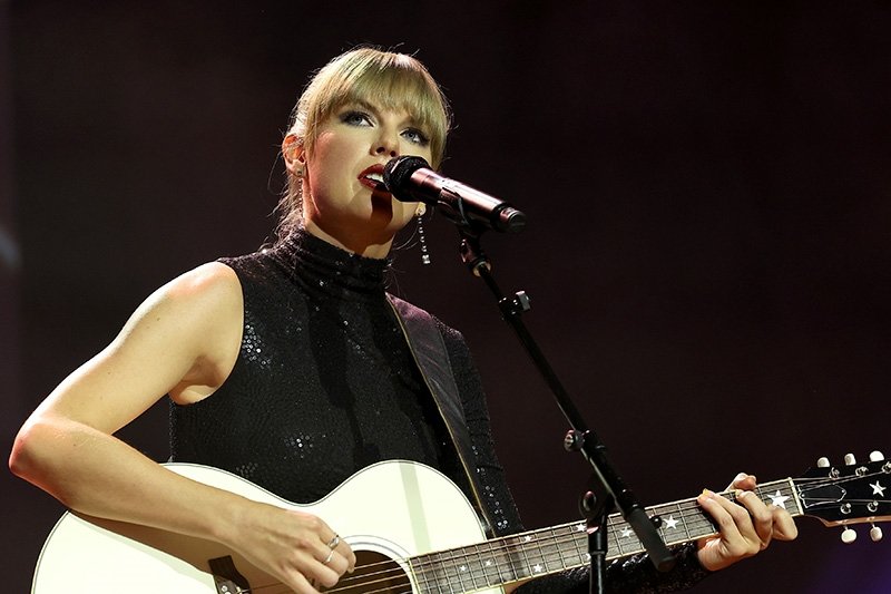 Taylor Swift yeni albümüyle listeleri altüst etti