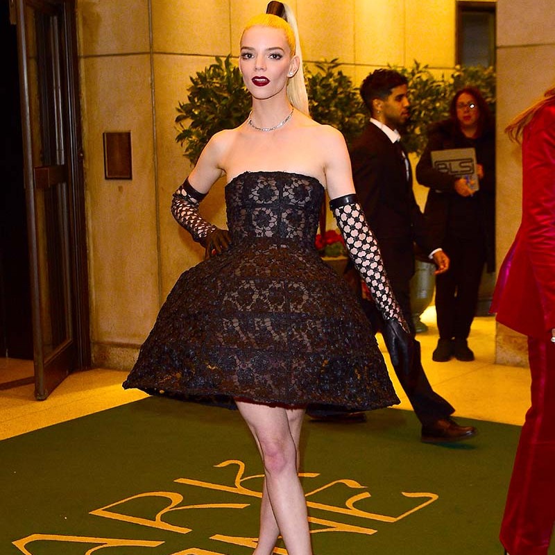 Anya Taylor Joy moda devi için kamera karşısında