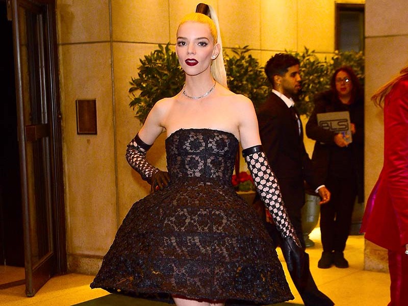 Anya Taylor Joy moda devi için kamera karşısında