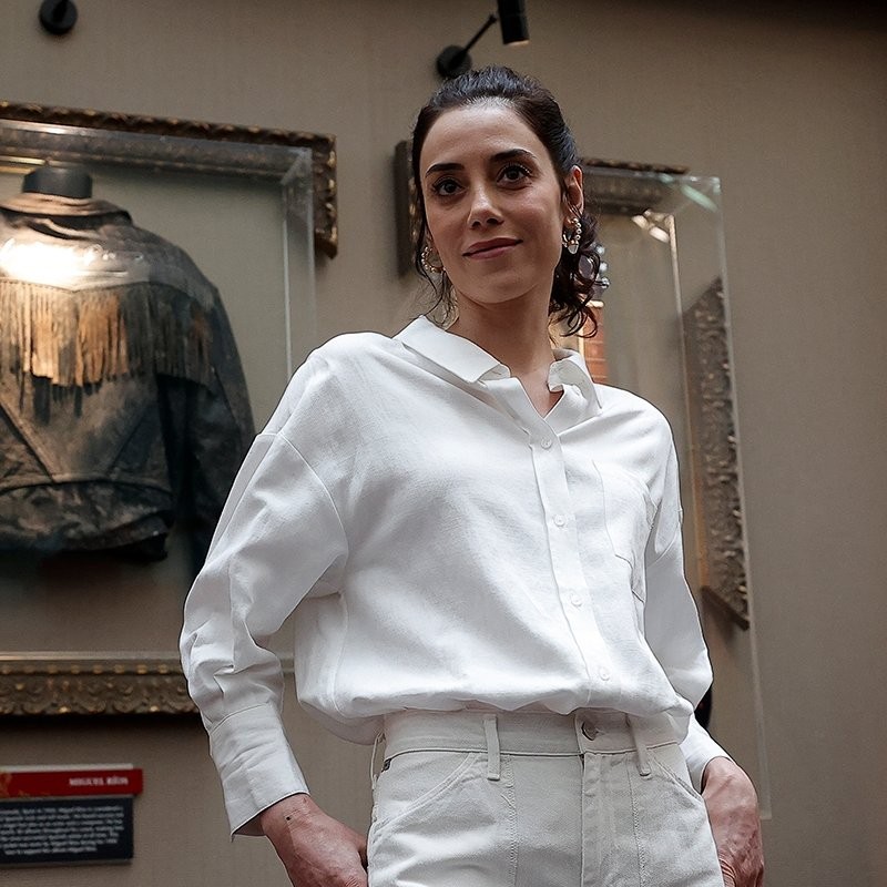 Cansu Dere, La Case De Papel oyuncularıyla bir arada