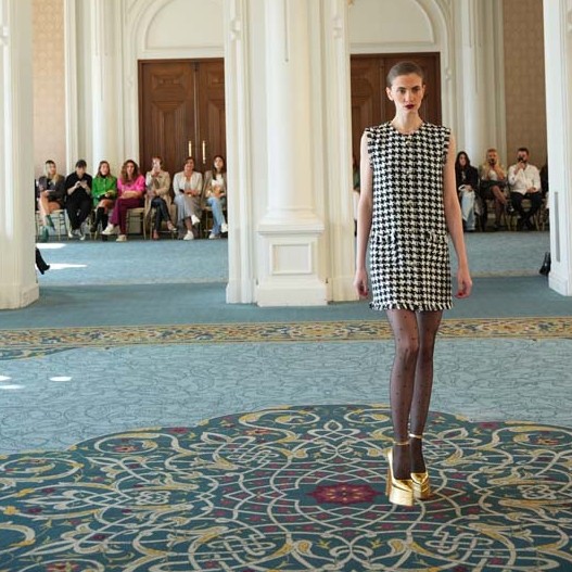 Çırağan Sarayı'nda göz kamaştıran bir defile: adL Night Zoom x Mert Aslan